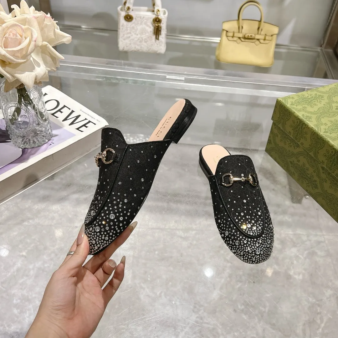 👟👟Ex-factory price 440👟👟 Burgundy G diamond (35-41) (41/42 customized) As an outstanding representative of Gucci’s design heritage, the Jordaan series horsebit loafers vividly highlight the classic elegance. This shoe is made of the brand’s iconic monogram canvas, making it a timeless classic. The material of this shoe is soft, and the silhouette is exquisite and smooth, highlighting daily elegance. Angora red GG canvas Women Light gold tone hardware Horsebit faceted crystal detail Leather sole
